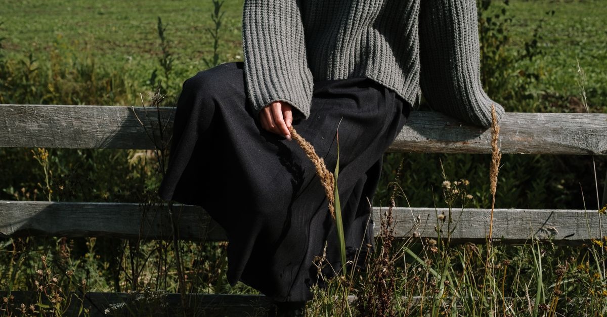 Midi i długi sweter: najmodniejszy duet na chłodniejsze dni (i jak go nosić z klasą)