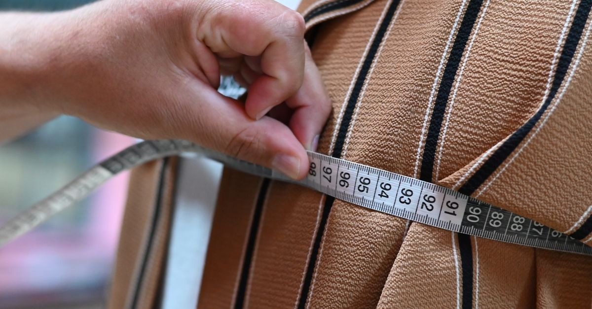 Za duże ubrania? Jak krawcowa może je idealnie dopasować i uratować Twoją stylizację