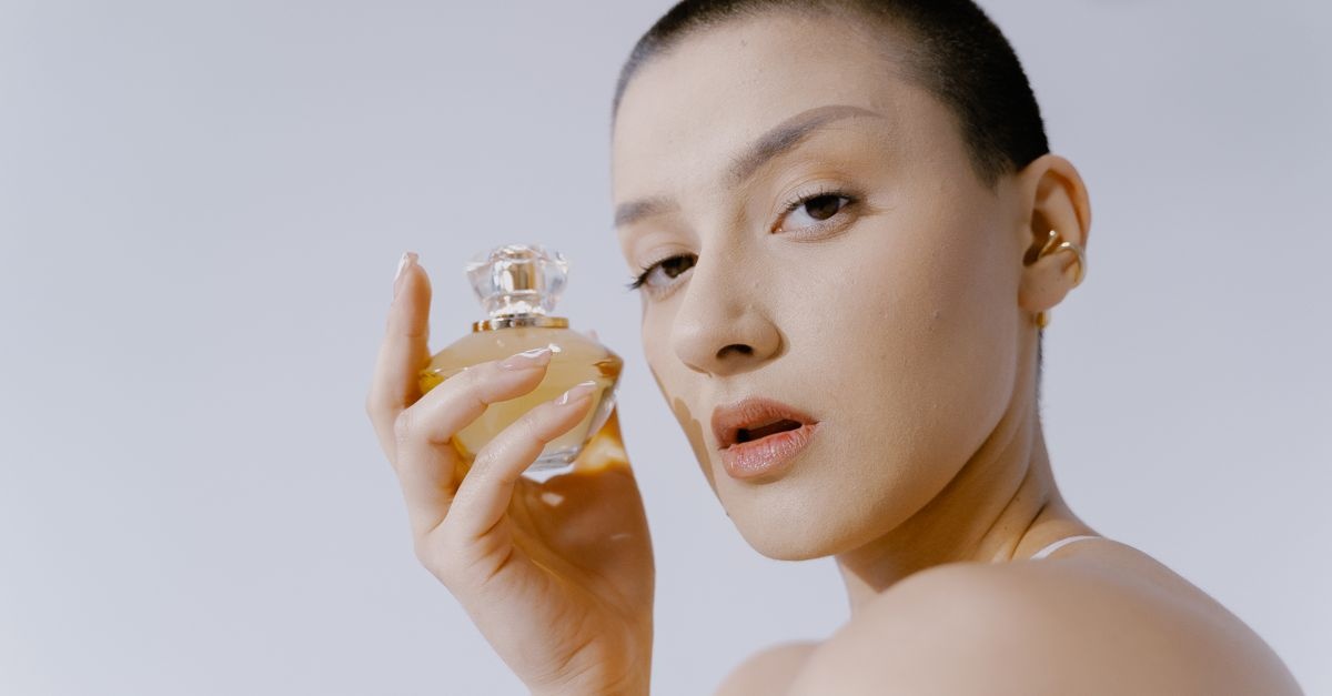 Sztuka aplikacji zapachu: jak dozować perfumy, by pachnieć elegancko (a nie zbyt intensywnie)