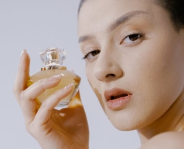 Sztuka aplikacji zapachu: jak dozować perfumy, by pachnieć elegancko (a nie zbyt intensywnie)