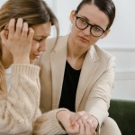 Nie jesteś sam/a: gdzie i jak szukać wsparcia, gdy doświadczasz przemocy psychicznej