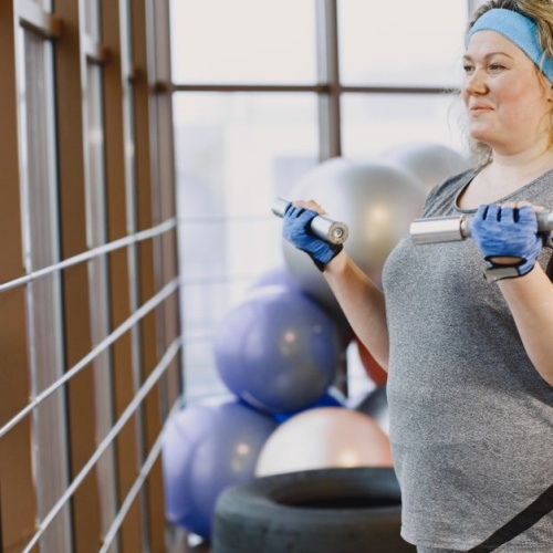 Silniejsza w menopauzie: jak trening siłowy dodaje energii, pewności i zdrowia