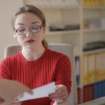 Barki jak z kamienia po pracy przy biurku? Sprawdź, skąd bierze się napięcie i jak je szybko rozluźnić